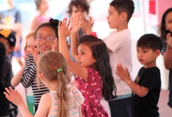 children clapping hands