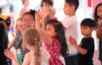 children clapping hands