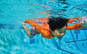 kid swimming underwater during laps at the YMCA Newton, MA