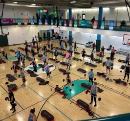 A group of people work out together in a gym