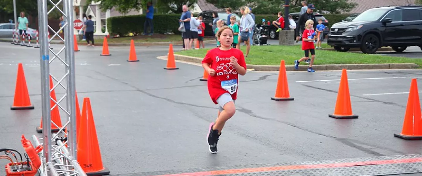 Girl running in Kids Tri